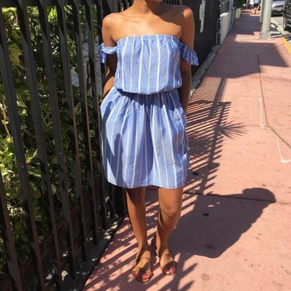 SUPER CUTE off the shoulder blue/white dress